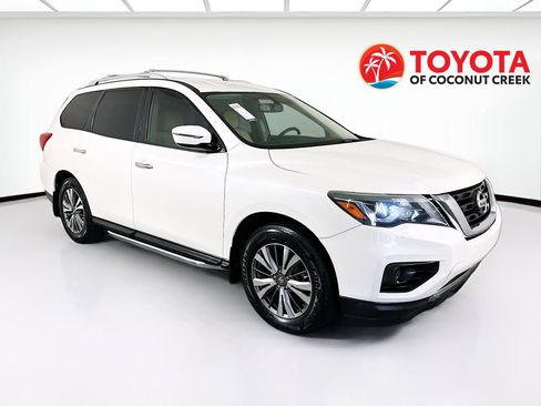 Used 2018 Nissan Pathfinder SV image 1