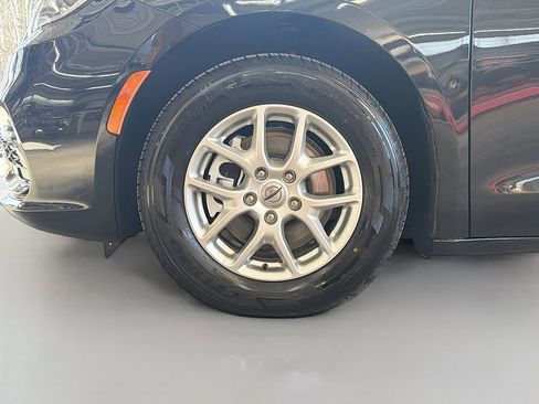 Used 2023 Chrysler Pacifica Touring-L image 31