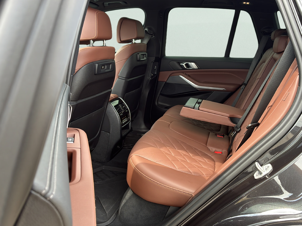 Used 2023 BMW X5 xDrive40i w/ Luxury Seating Package AWD/4WD image 16
