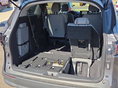 Used 2025 Toyota Sienna LE image 7