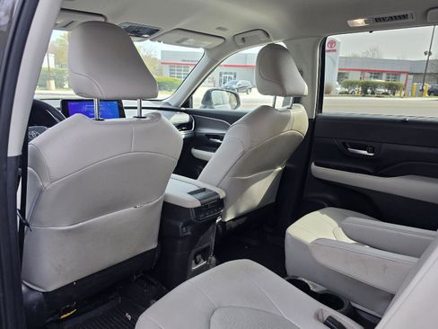 Used 2024 Toyota Grand Highlander XLE AWD/4WD image 15