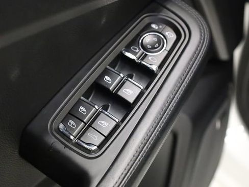Used 2015 Porsche Macan Turbo AWD/4WD image 17