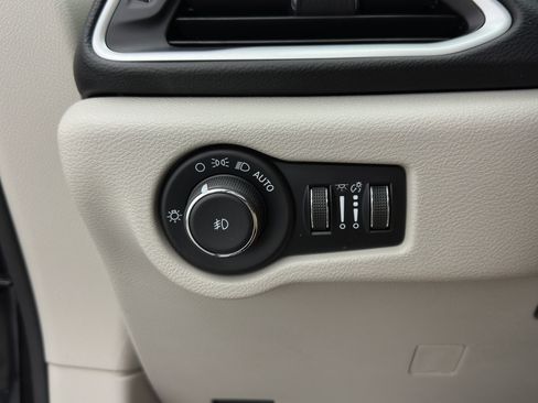 Used 2023 Chrysler Pacifica Touring-L FWD image 17