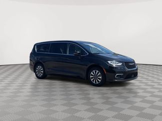 Used 2024 Chrysler Pacifica Limited FWD video 2