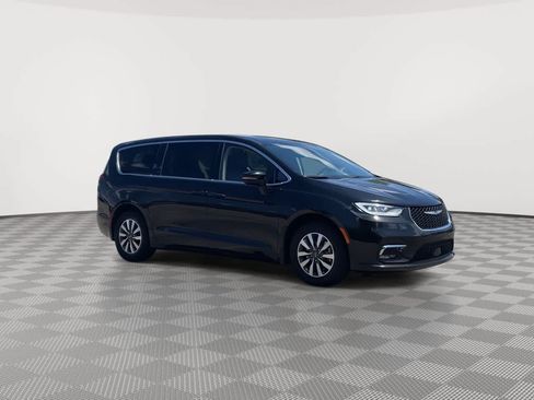 Used 2024 Chrysler Pacifica Limited FWD image 2