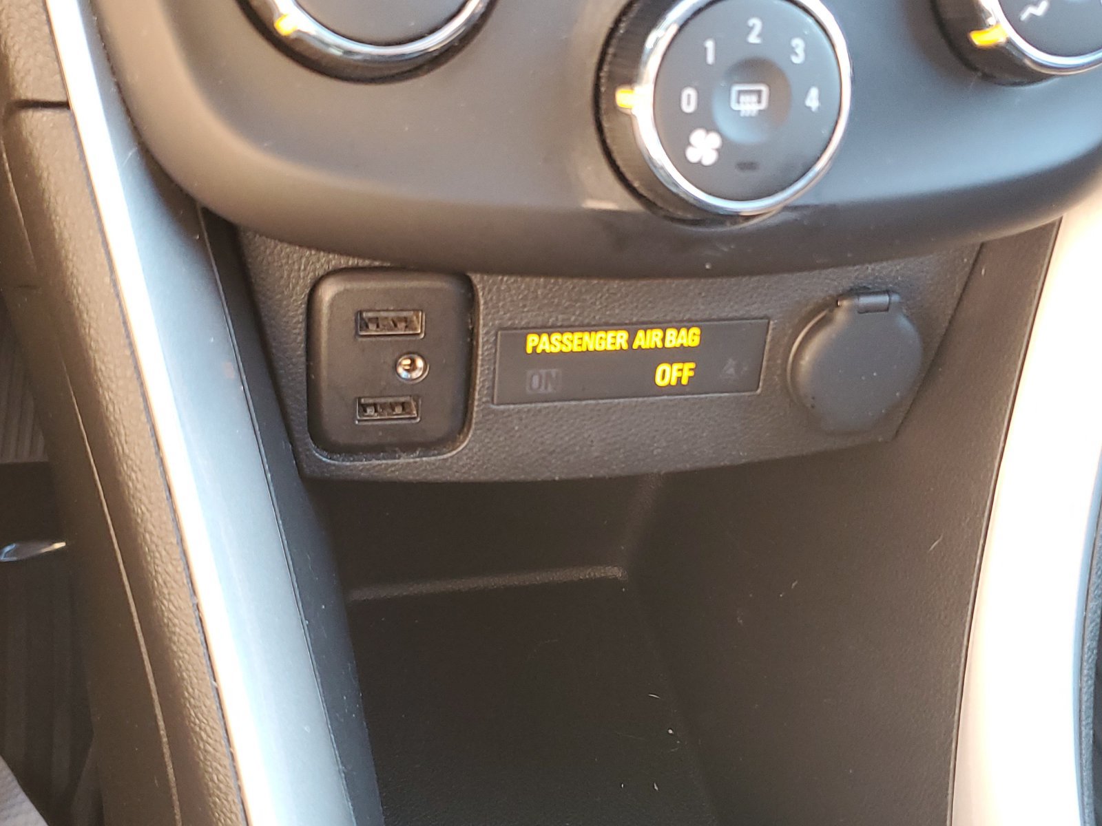 Used 2020 Chevrolet Trax LT w/ LT Convenience Package FWD image 28