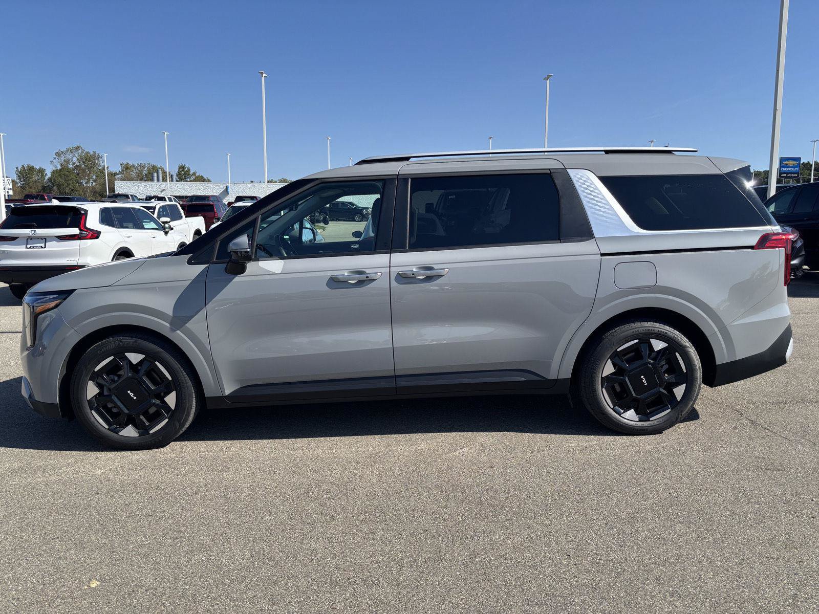 Used 2026 Kia Carnival EX FWD image 2