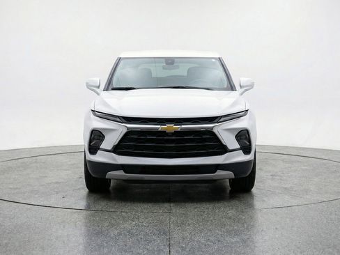 Used 2025 Chevrolet Blazer LT FWD image 2