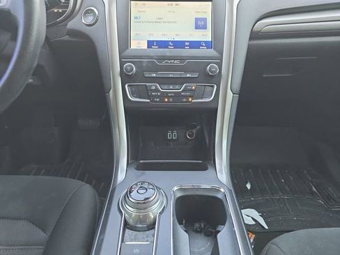 Used 2019 Ford Fusion SE image 3