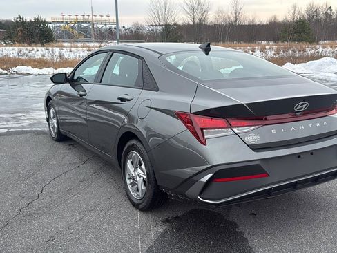 Used 2025 Hyundai Elantra SE image 10