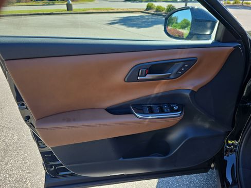 Used 2025 Toyota Crown Signia w/ Advanced Technology Package image 28