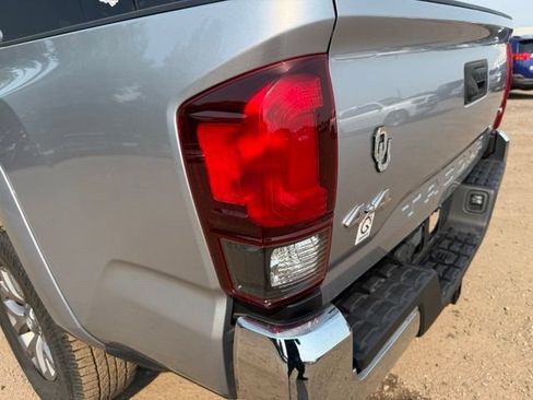Used 2018 Toyota Tacoma SR5 AWD/4WD image 12