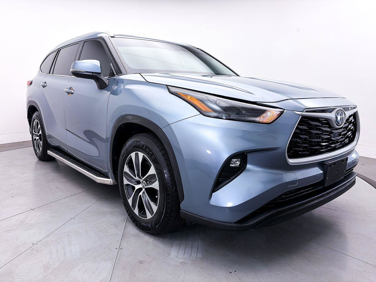 Used 2022 Toyota Highlander XLE FWD image 11