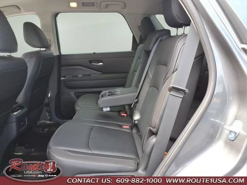 Used 2025 Nissan Pathfinder SL FWD image 24
