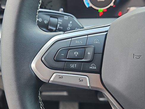 Used 2025 Volkswagen Tiguan SE AWD/4WD image 16