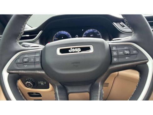 Used 2024 Jeep Grand Cherokee Limited w/ Luxury Tech Group II AWD/4WD image 15