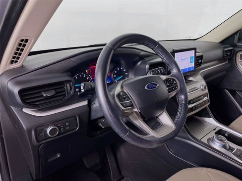 Used 2020 Ford Explorer XLT image 12