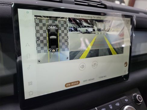 New 2024 Land Rover Defender 110 SE image 20