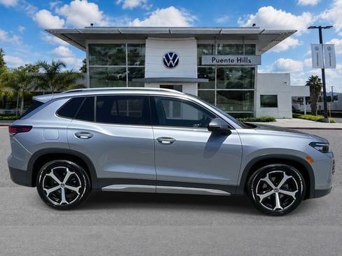 Used 2026 Volkswagen Tiguan SE w/ Panoramic Sunroof Package FWD image 3