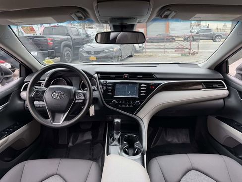 Used 2018 Toyota Camry LE FWD image 19