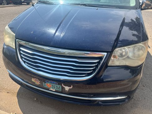 Used 2012 Chrysler Town & Country Touring-L FWD image 18