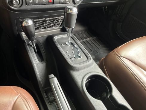 Used 2014 Jeep Wrangler Unlimited Rubicon w/ Connectivity Group AWD/4WD image 22