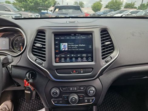 Used 2022 Jeep Cherokee Latitude AWD/4WD image 8
