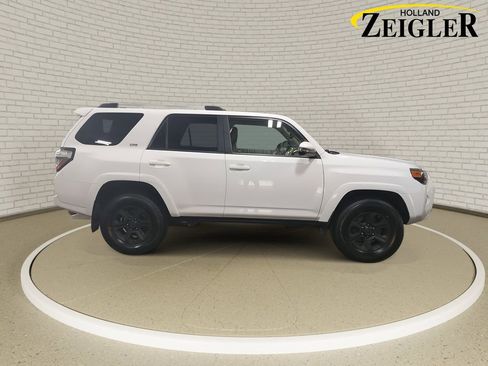 Used 2021 Toyota 4Runner SR5 Premium image 4