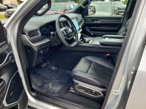 Used 2024 Jeep Wagoneer L Series II RWD image 19