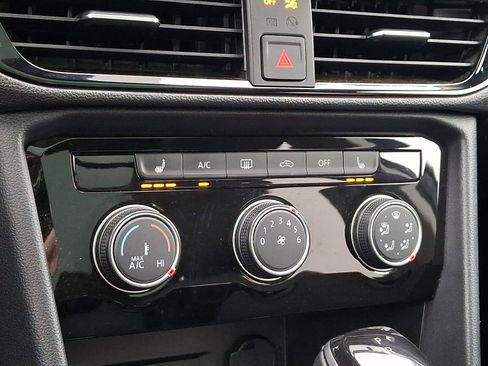 Certified 2023 Volkswagen Taos SE w/ Panoramic Sunroof Package image 16