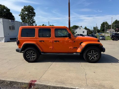 Used 2025 Jeep Wrangler Unlimited Sahara AWD/4WD image 5