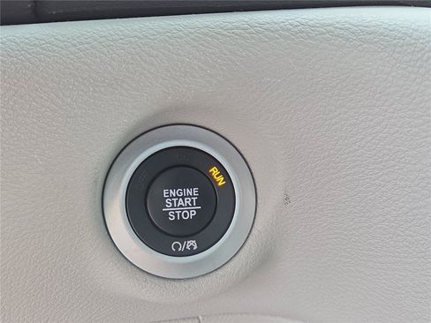 Used 2023 Chrysler Pacifica Touring-L FWD image 6