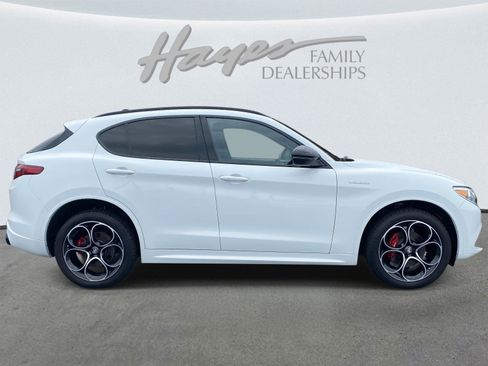 Used 2022 Alfa Romeo Stelvio Veloce image 2
