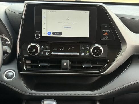 Used 2025 Toyota Highlander LE image 17