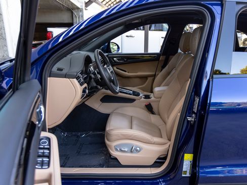 Certified 2026 Porsche Macan AWD/4WD image 25