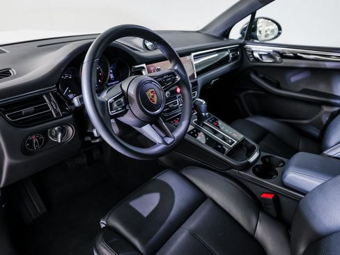 Certified 2025 Porsche Macan AWD/4WD image 4