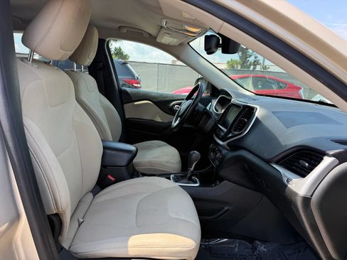 Used 2015 Jeep Cherokee Latitude w/ Comfort/Convenience Group FWD image 18