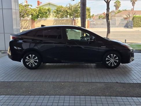 Used 2017 Toyota Prius Two w/ Prius Two Safety Plus Package FWD image 4