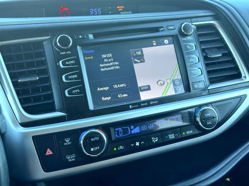 Used 2017 Toyota Highlander SE image 29