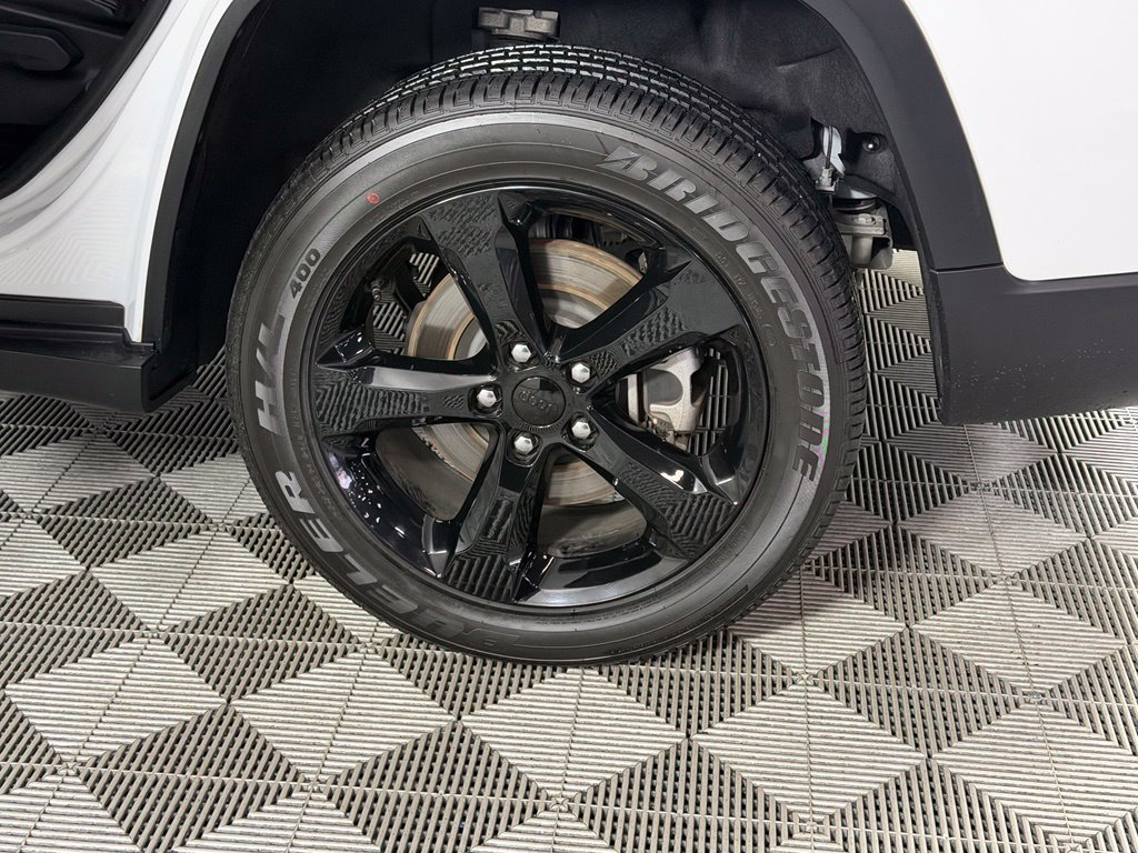 Used 2024 Jeep Grand Cherokee L Altitude RWD image 12