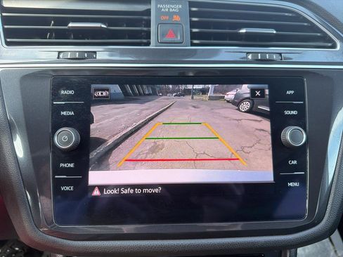 Used 2022 Volkswagen Tiguan SE AWD/4WD image 28