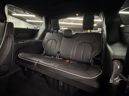 New 2027 Chrysler Pacifica Limited FWD image 11
