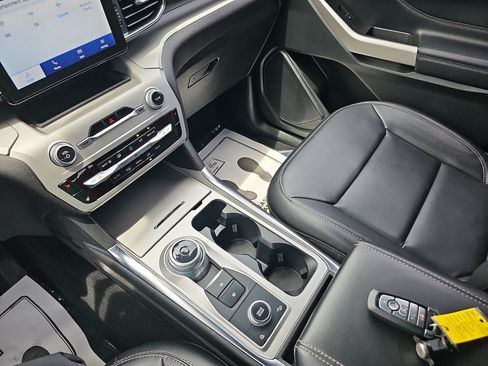 Used 2022 Ford Explorer XLT w/ Equipment Group 202A AWD/4WD image 21