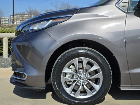 Used 2023 Toyota Sienna XLE image 11