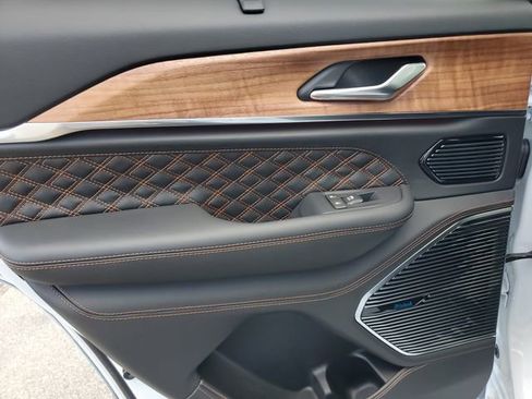 New 2026 Jeep Grand Cherokee Summit image 16