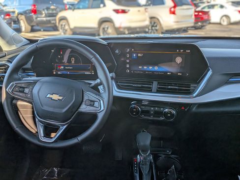 Used 2025 Chevrolet Trax LT w/ LT Convenience Package image 19