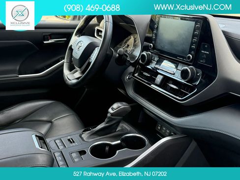 Used 2022 Toyota Highlander XLE AWD/4WD image 24