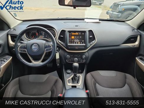 Used 2017 Jeep Cherokee Latitude w/ Cold Weather Group AWD/4WD image 11