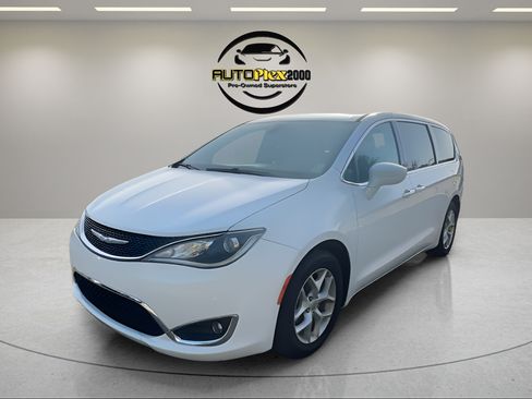 Used 2018 Chrysler Pacifica Touring Plus w/ Tire & Wheel Group FWD image 3