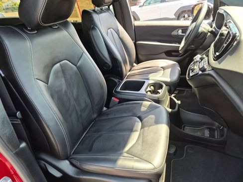 Used 2025 Chrysler Pacifica Select FWD image 30